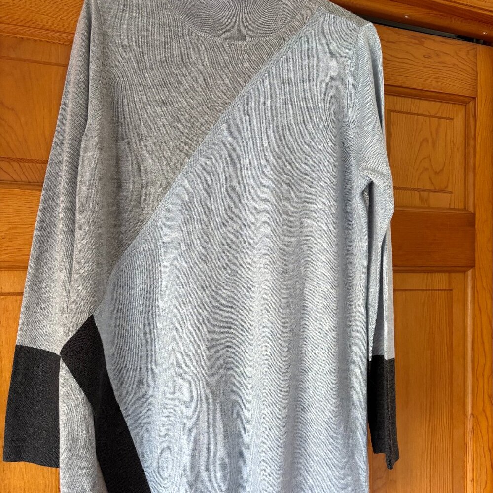 Vince Camuto Sweater-size small